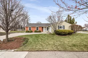 904 W Lynnwood Ave, Arlington Heights, IL 60004 - Photo 1
