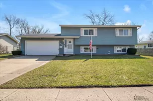819 Dartmoor Dr, Crystal Lake, IL 60014 - Photo 1