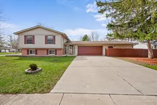 876 Darlington Ln, Crystal Lake, IL 60014 - Photo 1