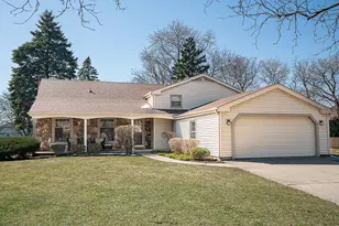 1123 Juniper Pkwy, Libertyville, IL 60048 - Photo 1