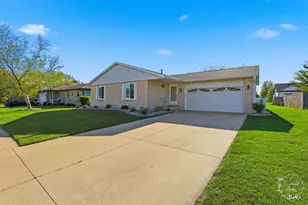 545 N Monroe Ave, Bradley, IL 60915 - Photo 1