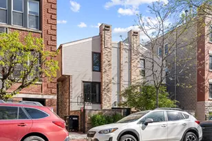 636 W Buckingham Pl, Chicago, IL 60657 - Photo 1