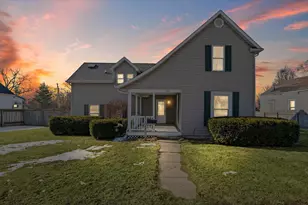 325 N Market St, Hoopeston, IL 60942 - Photo 1