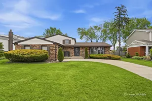 1527 S Chesterfield Dr, Arlington Heights, IL 60005 - Photo 1