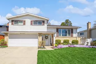 260 Brentwood Dr, Des Plaines, IL 60016 - Photo 1