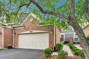 955 Heathrow Ln, Naperville, IL 60540 - Photo 1