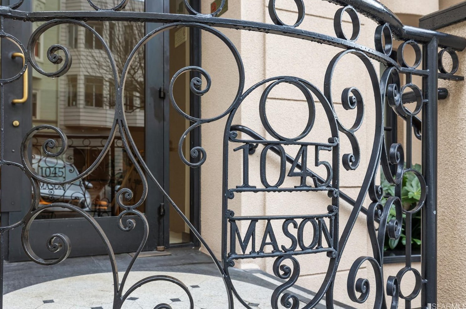 1045 Mason St, San Francisco CA  94108-1971 exterior