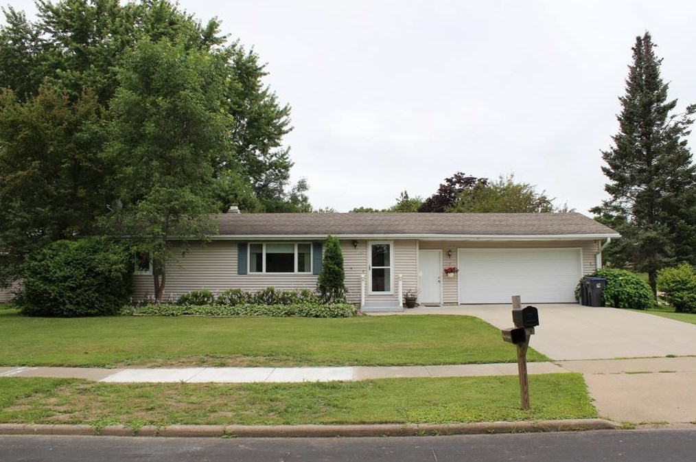 1720 Waushara Dr, Marshfield, WI 54449