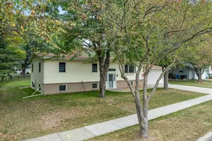 1213 E 29th St, Marshfield, WI 54449 - Photo 2