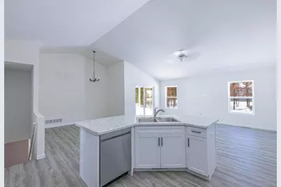 4910 Pine Needle Way, Wisconsin Rapids, WI 54494 - Photo 4