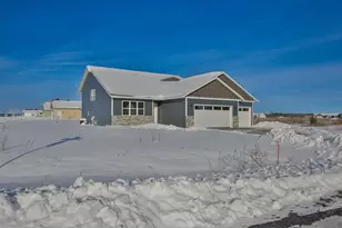 640 Still Waters Ln, Plover, WI 54467 - Photo 4