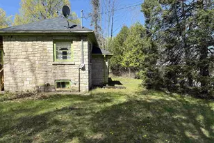 7892 Old 101 Rd, Armstrong Creek, WI 54103 - Photo 8