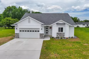 1030 Michele Ct, Port Edwards, WI 54469 - Photo 2