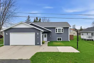 305 W 29th St, Marshfield, WI 54449 - Photo 2