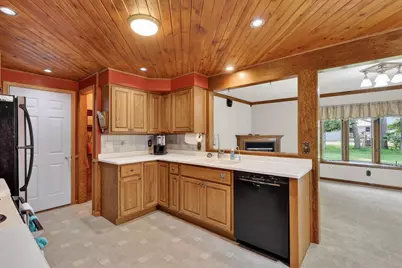 1060 Lakewood Lane, Wisconsin Rapids, WI 54494 - Photo 4