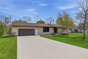 410 Hawthorne Ave, Plover, WI 54467 - Photo 2