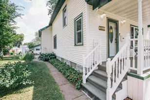 907 S Vine Ave, Marshfield, WI 54449 - Photo 2