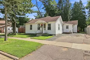 1733 Oak St, Stevens Point, WI 54481 - Photo 2
