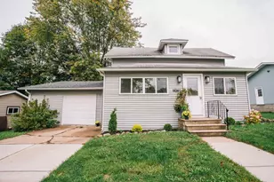 302 W Miller St, Greenwood, WI 54437 - Photo 2