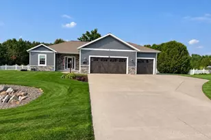 910 Torrey Pnes Wy, Plover, WI 54467 - Photo 2