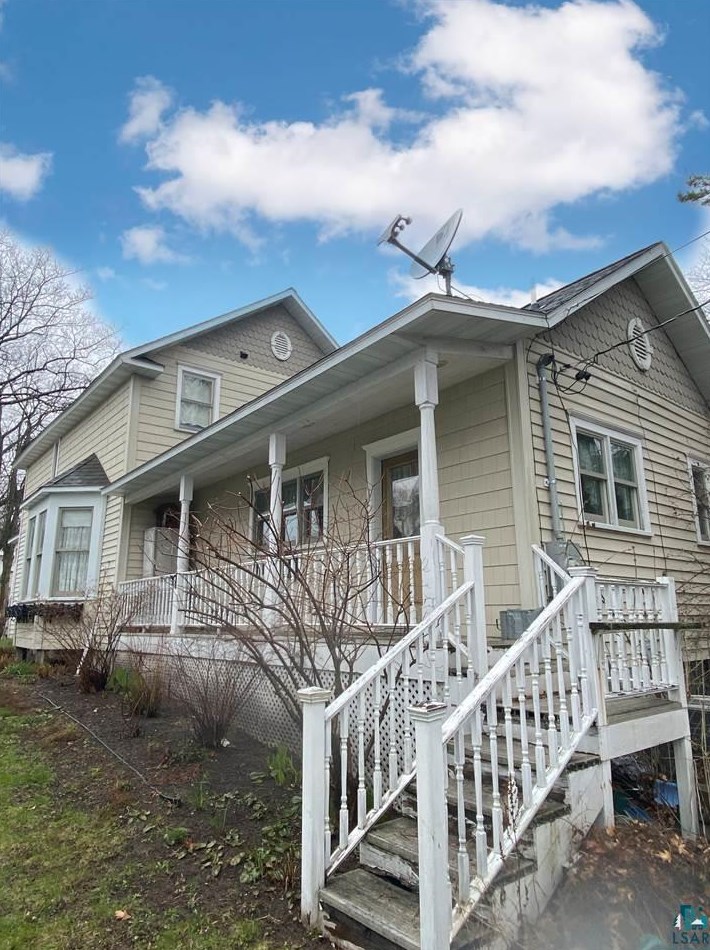 12 5th St, Red Cliff, WI