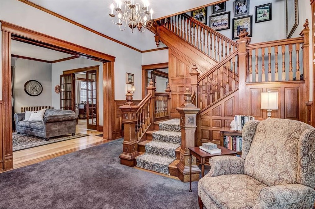 210 Oakwood Pl, Eau Claire, WI 54701-4056