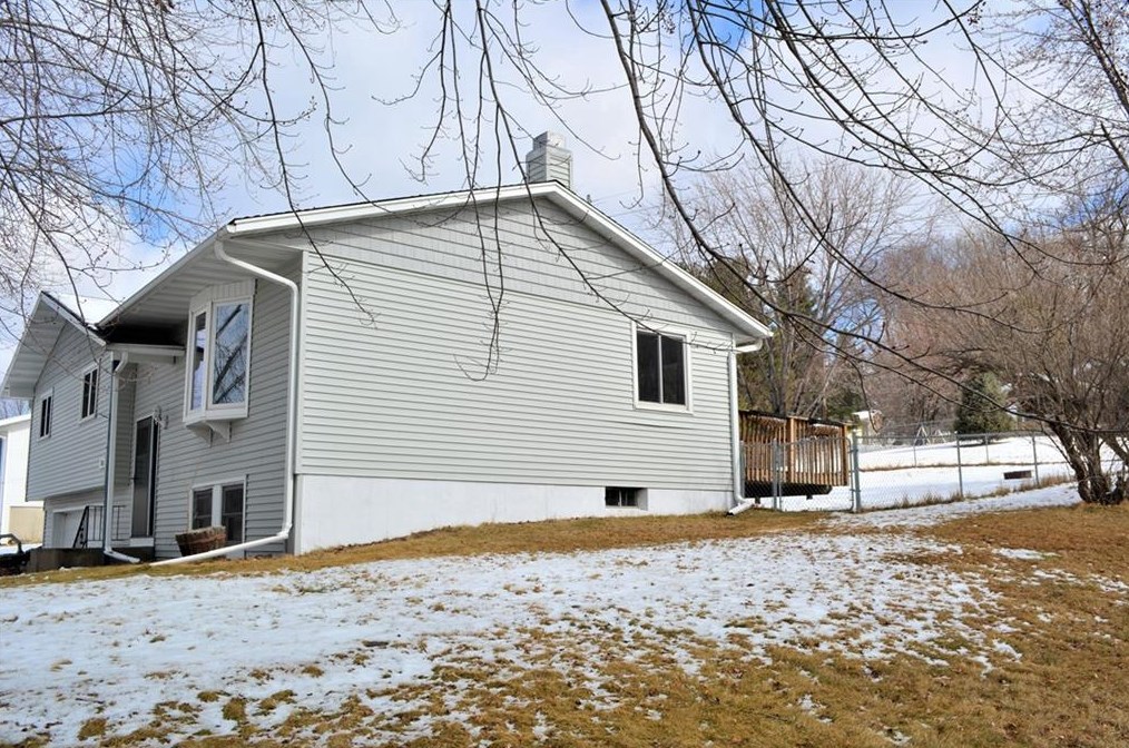 2605 Robert Rd, Eau Claire, WI 54703-2569