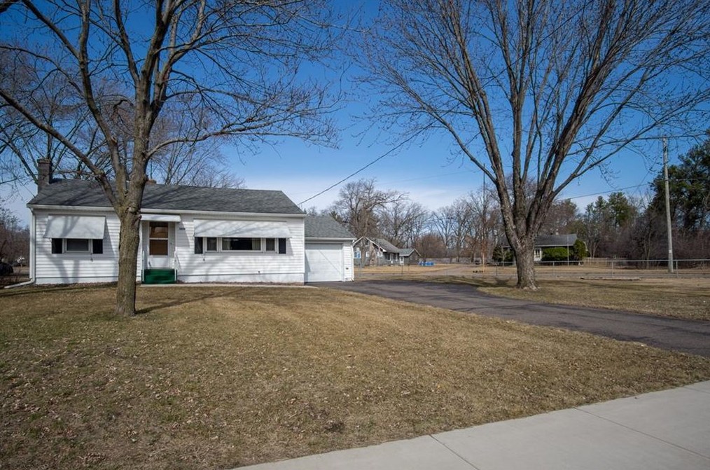 3258 Anderson Dr, Eau Claire, WI 54703-0927