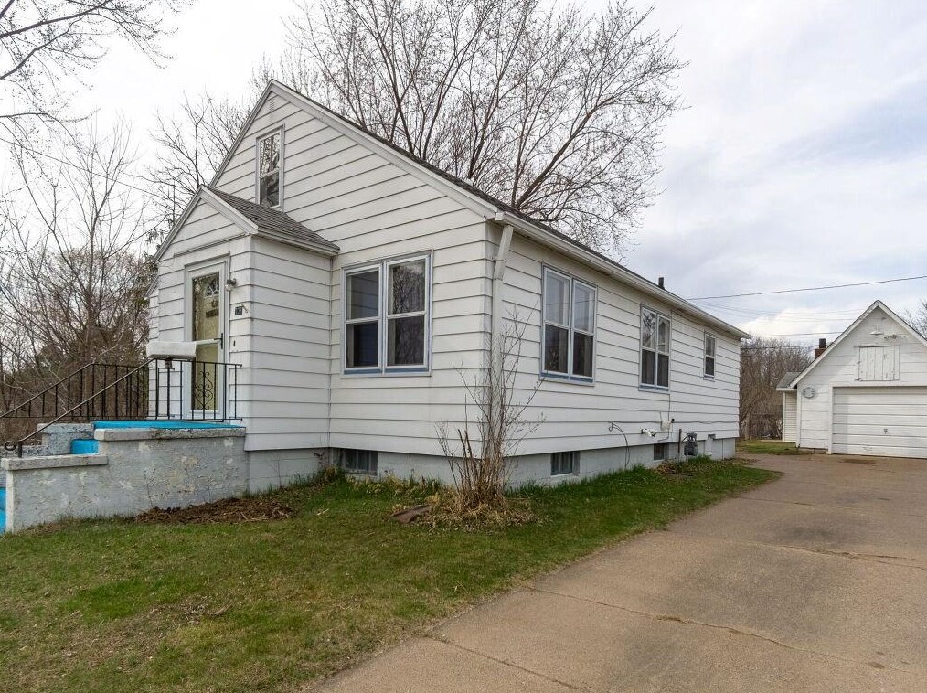 738 Gilbert St, Eau Claire, WI 54703-2881