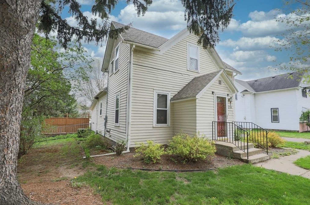 216 S White St, Brackett, WI 54742