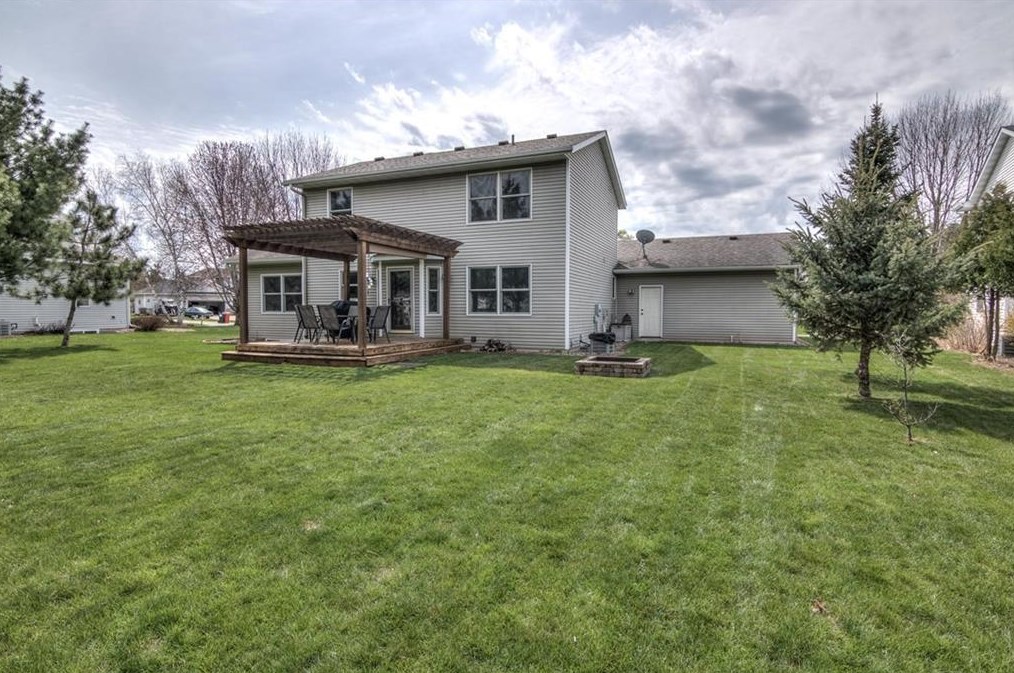 1106 Willow Green Cir, Eau Claire, WI 54701