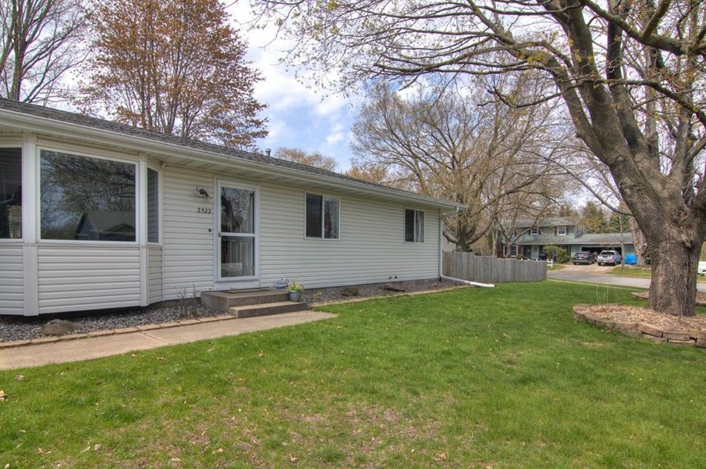 2522 Sunrise Ln, Eau Claire, WI 54703-2673