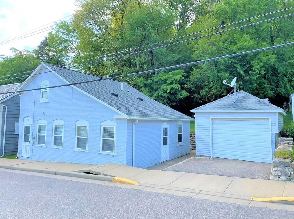 121 North St, Fountain City, WI 54629-8279