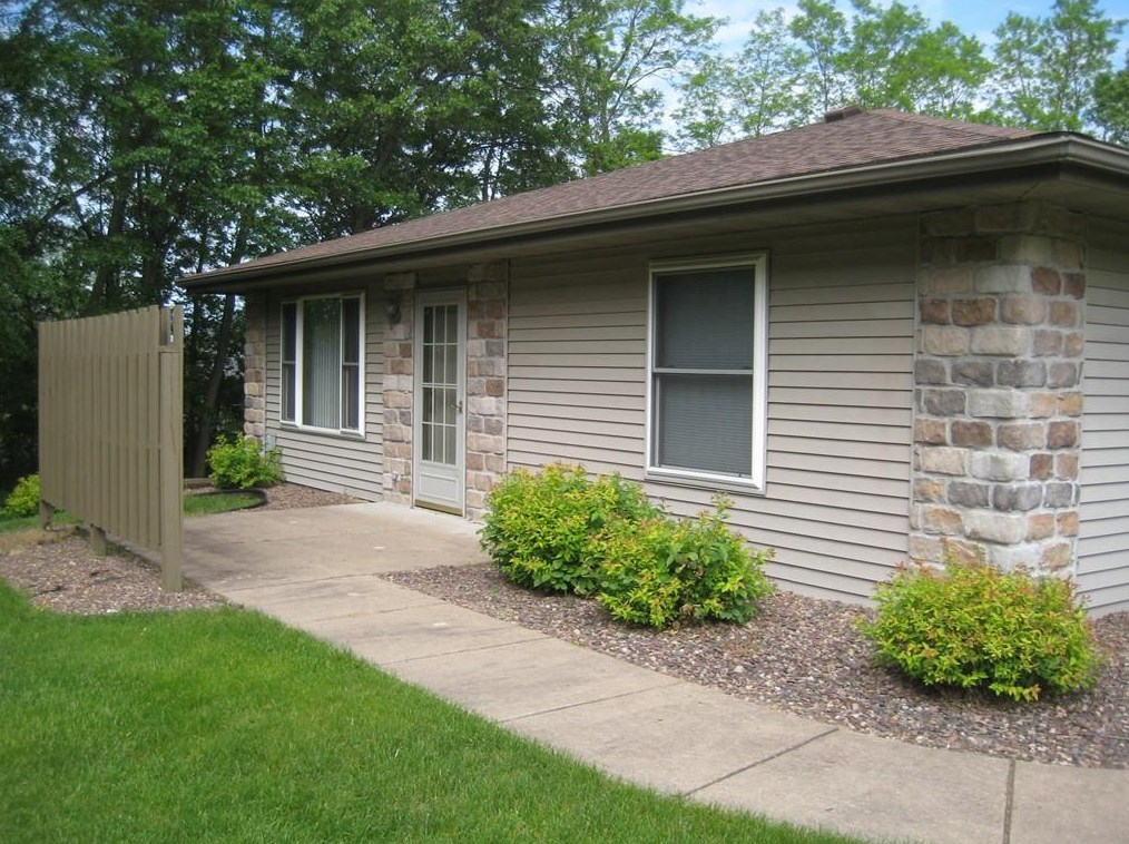 3637 Oak Tree Ln, Eau Claire, WI 54701-8856