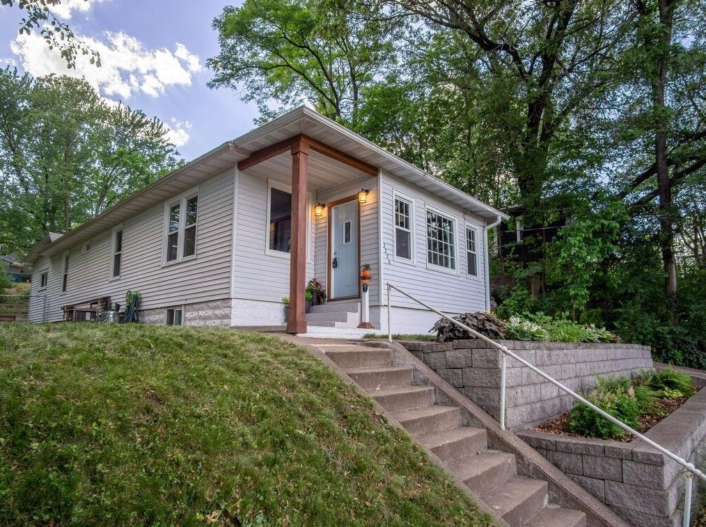 2326 2nd St, Eau Claire, WI 54703-2945