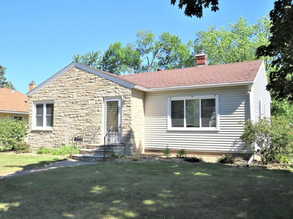 2126 Laurel Ave, Eau Claire, WI 54701