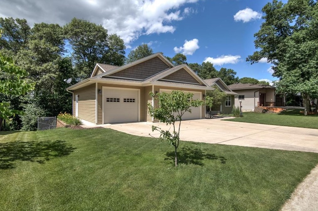 2112 High Point Dr, Altoona, WI 54720-3508