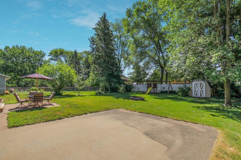 1621 Meadow Ln, Eau Claire, WI 54701-7939