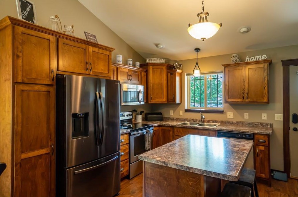 811 Clubview Ln, Altoona, WI 54720-2198