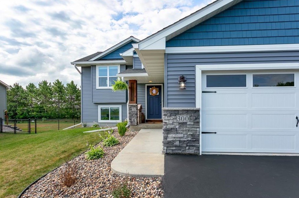 300 Cheyenne St, Roberts, WI 54023-9739