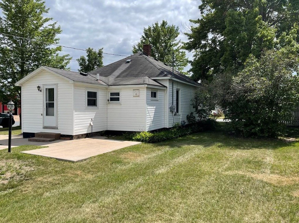 102 Spruce St, Spooner, WI 54801