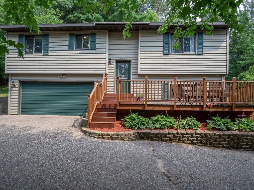 2305 Abbe Hill Dr, Eau Claire, WI 54703-1771
