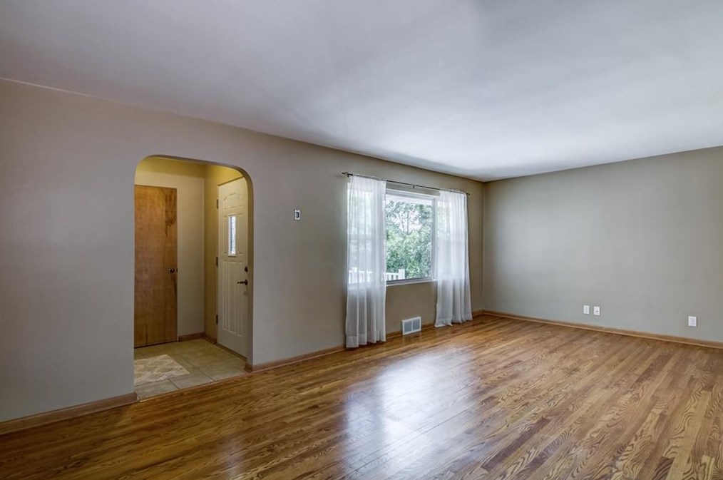 2618 Beverly Hills Dr, Eau Claire, WI 54701-6700