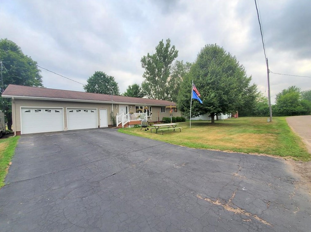 330 Pine St, Hillsdale, WI 54733-9686