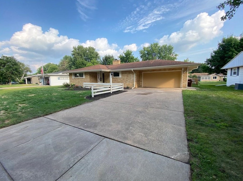 2007 Grandview Dr, Eau Claire, WI 54703-5731