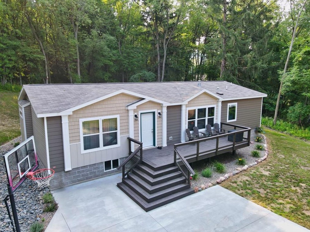 437 Drier St, Durand, WI 54736-1719