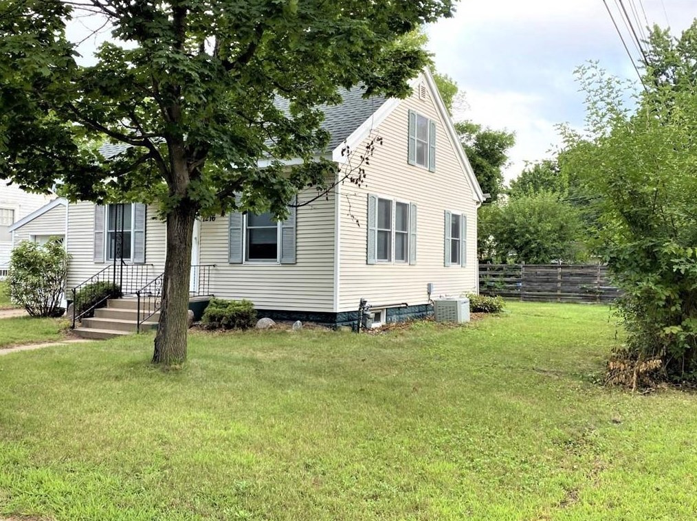 1216 Hawthorne St, Eau Claire, WI 54703-2739