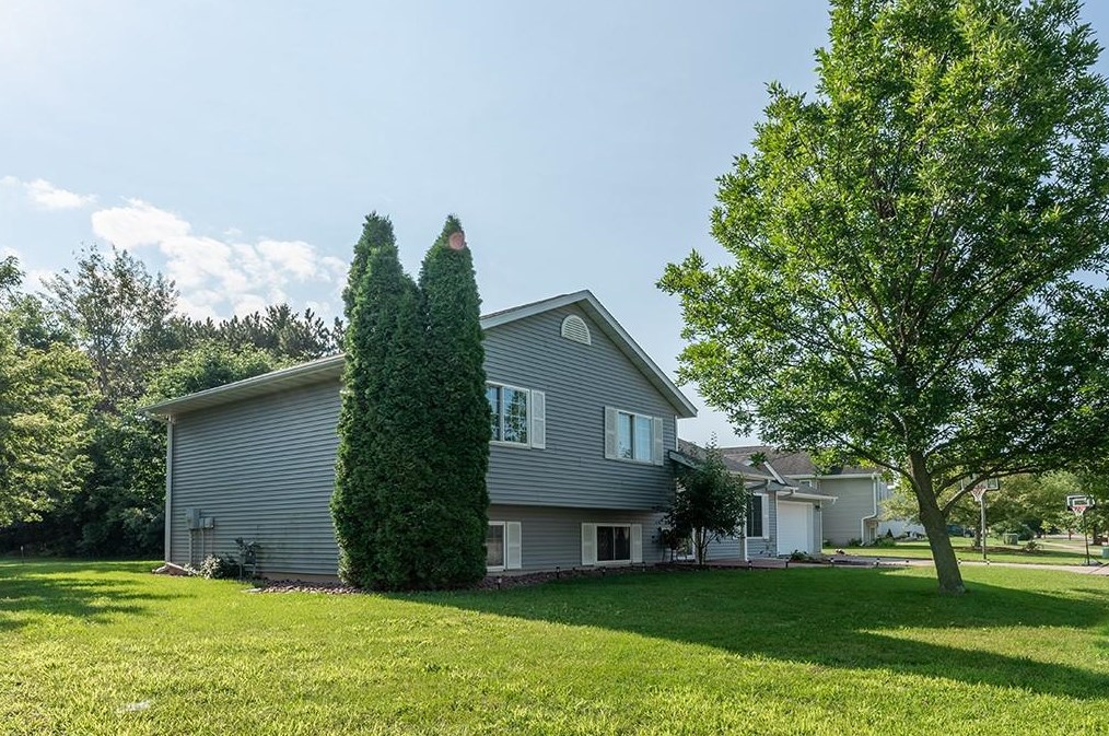 1545 Hazeltine Dr, Eau Claire, WI 54703-4428