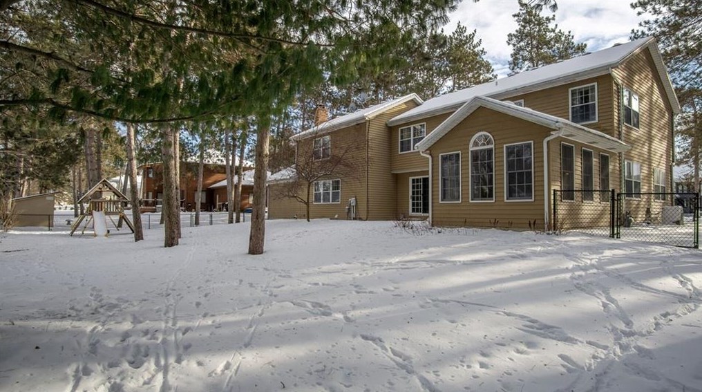 1302 White Pine Dr, Eau Claire, WI 54701