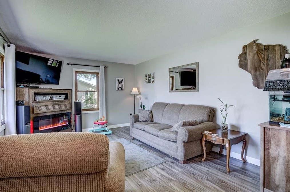 424 E Roosevelt Ave, Brackett, WI 54742